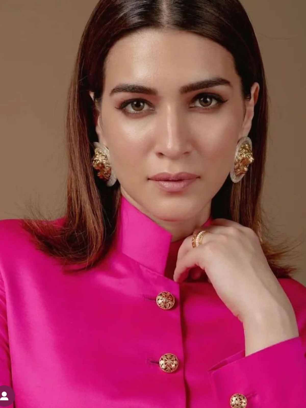 Kriti Sanon- Mini Pearl Ring