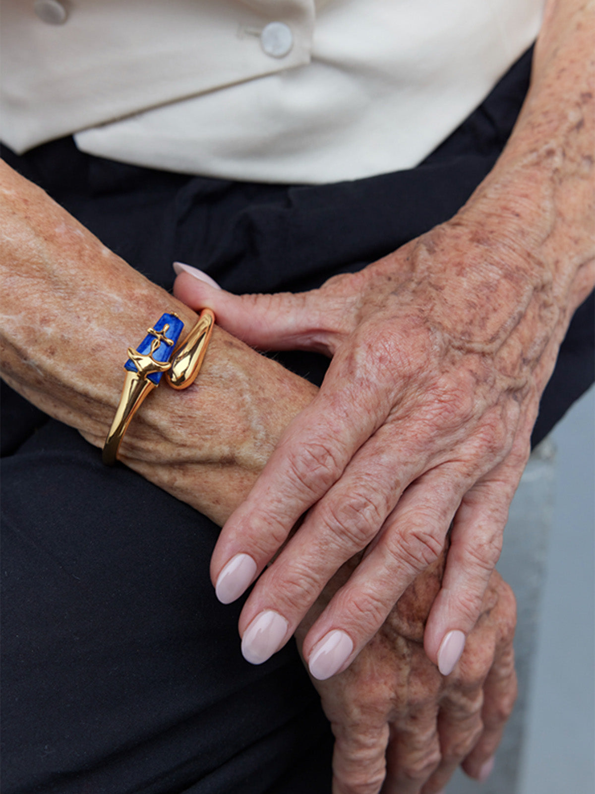 Iconic Sculpt Blue Bangle