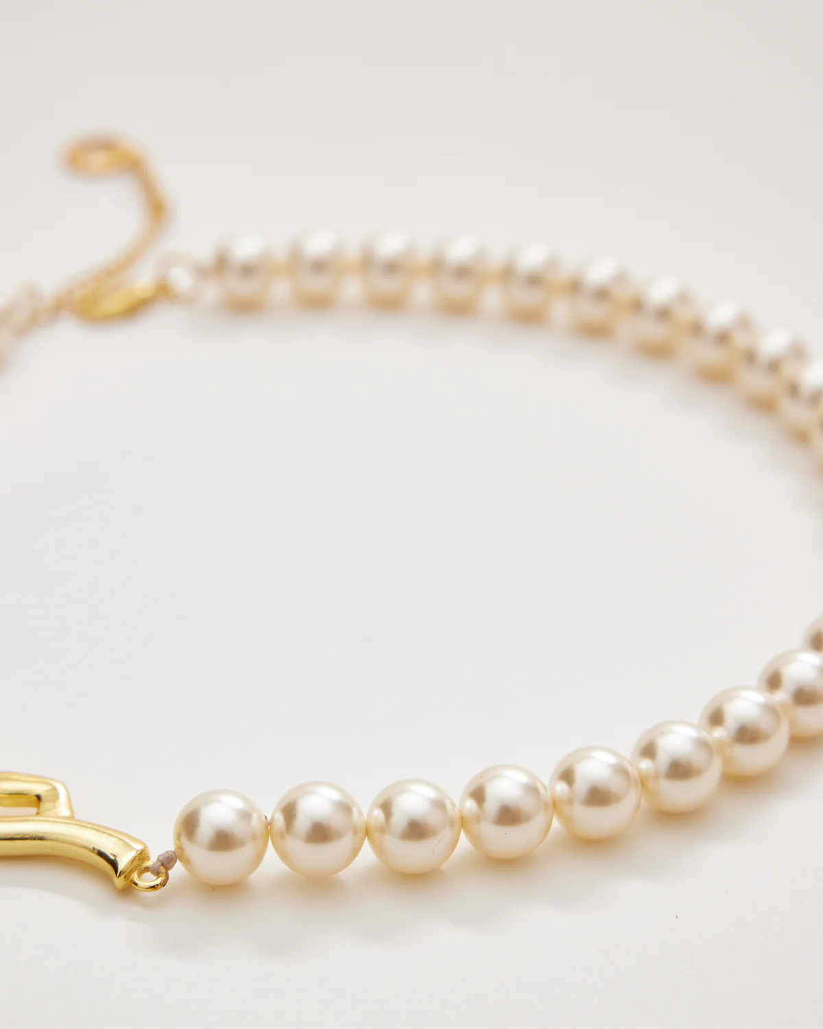Tapsee Pannu in White Pearl Choker