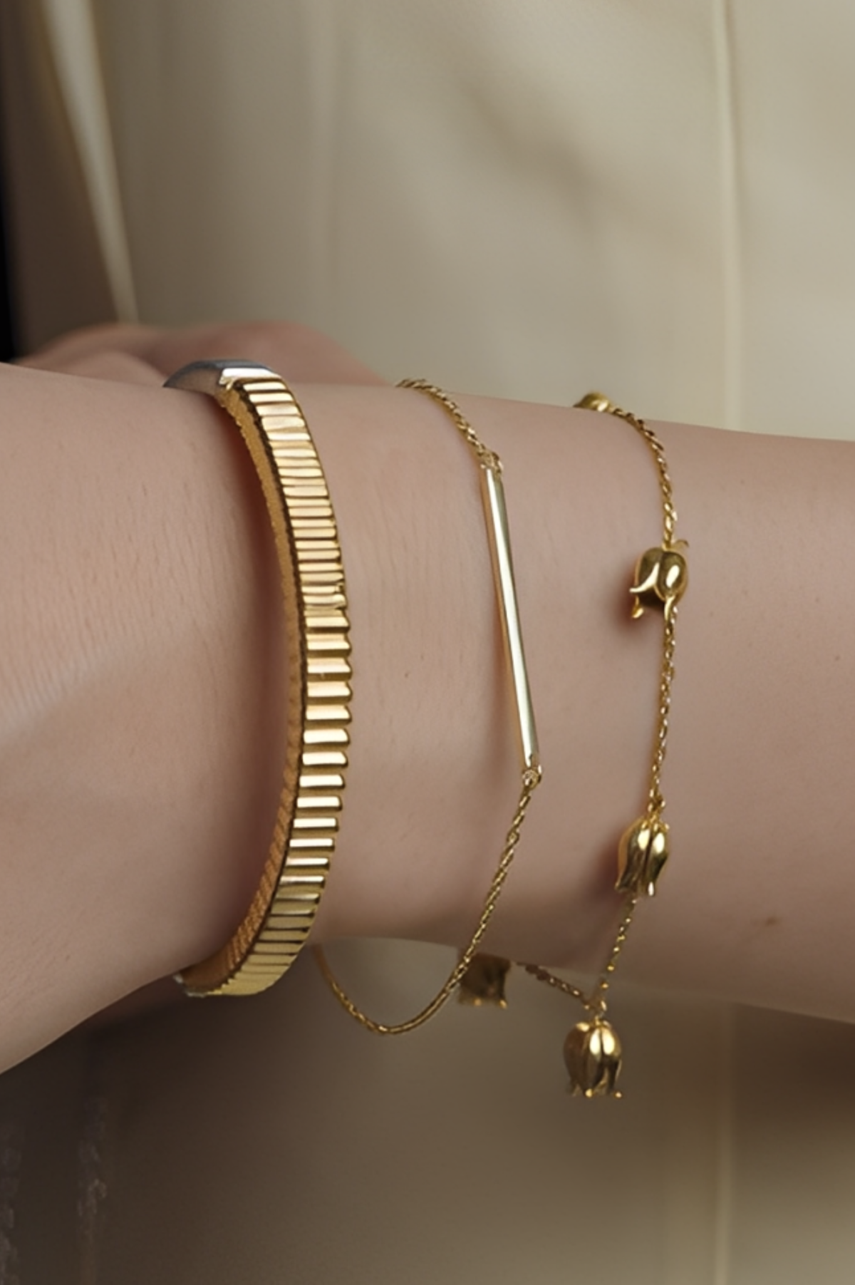 Tulip Bloom Dangle Bracelet - Golden