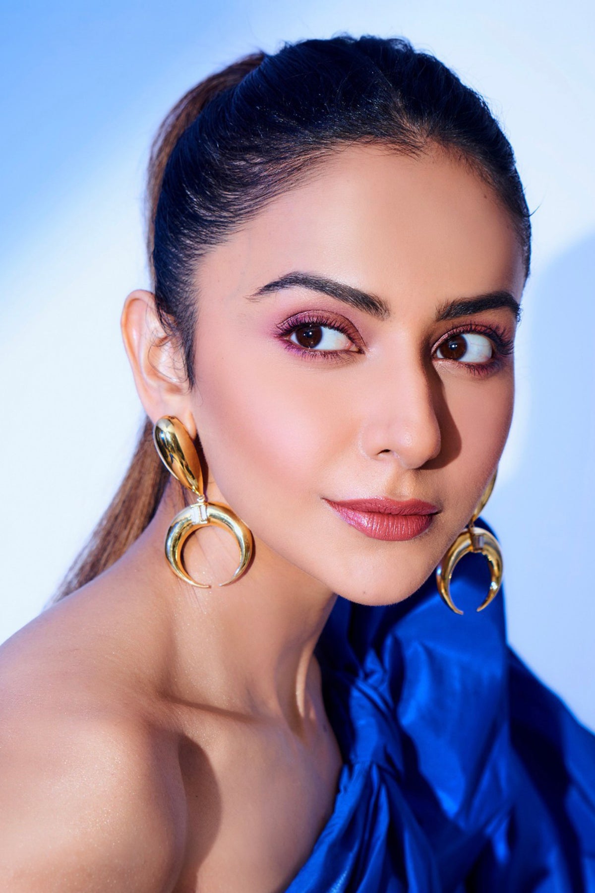 Rakul Preet In Copa White Drop Earrings